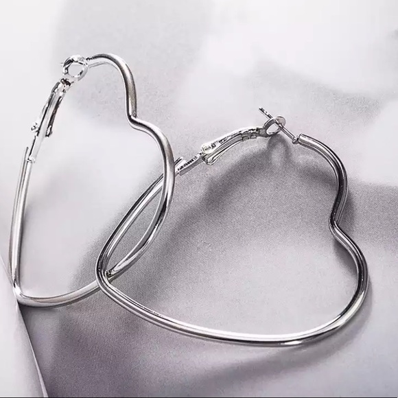 New Cute Hollow Big Heart Hoop Earrings - Picture 2 of 5